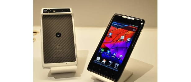 最薄部わずか7.1ミリのMOTOROLA RAZR IS12M。スリムだが背面はケブラー素材、表面はゴリラガラスを使ったタフさが特徴。大容量バッテリーに省エネ機能で長時間使用も安心