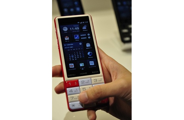 初代INFOBARのDNAを受け継ぎ、テンキーが搭載になったINFOBAR C01。スマートフォンの便利さと、ケータイの使い勝手のよさが一体化。「iida UI」で画面を自分好みにカスタマイズする楽しみも