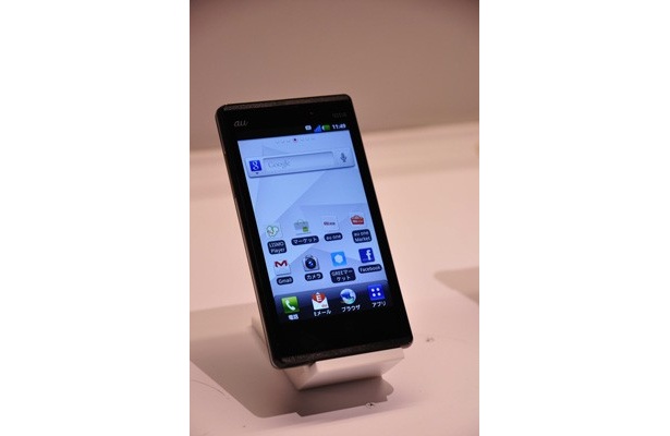 LG Electronics JapanのOptimusX。デュアルコアCPU搭載で高輝度IPS液晶を搭載、屋外でも見やすい液晶が特徴。手のひらになじみやすいサイズで、片手操作もらくらくOK
