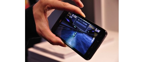 GALAXY S Ⅱで加速度センサーを使った3Dゲームを楽しんでみた。映像がリアルでスピード感も抜群だ