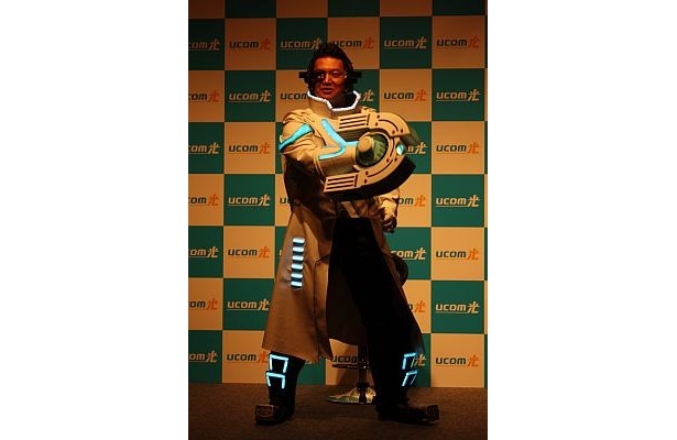 【写真】暗闇から登場した、光り輝くギガぐっさん！