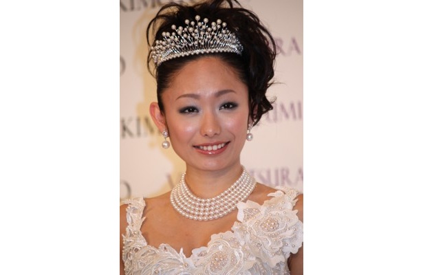 初ウエディングドレス！安藤美姫がアコヤ真珠約1万3000個使用のドレスを着用