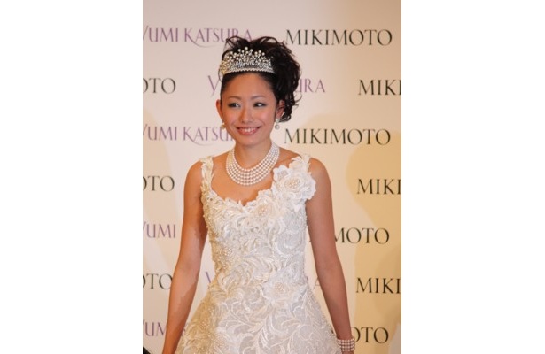 「幸せ」とウエディングドレスを着用した感想を話した安藤美姫さん