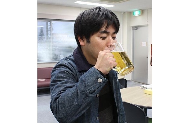 お酒好きな男性スタッフが試飲中…