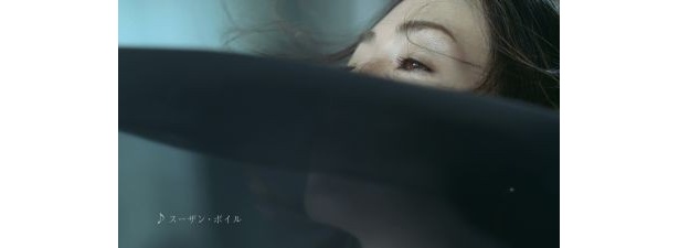 ハラリと舞う黒い布が彼女の気持ちを表現