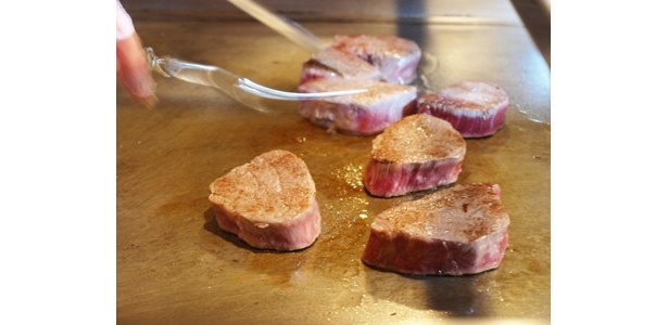 油を絞ったあとのオリーブを食べて育った牛のフィレ肉の鉄板焼き