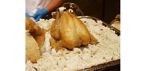 讃岐コーチンの塩包み焼き