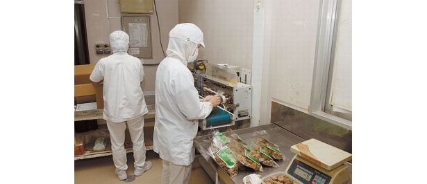 金属探知機で異物を再チェック。袋詰めで完成！