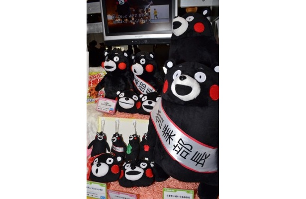 【写真】熊本県のマスコットキャラ、くまモンのグッズも並ぶ