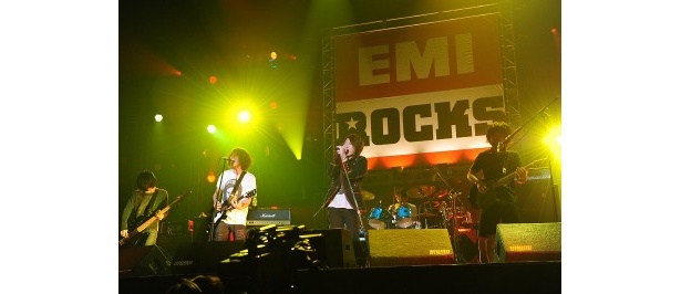 【写真】吉井和哉×9mm Parabellum Bulletのスペシャルコラボ