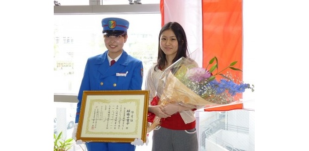 沖縄「ゆいレール」111,111,111人目の乗客は“記念日1づくし”の女性に