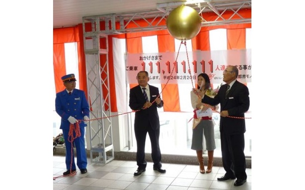 仲吉社長とともにくす玉を割る稲福さん
