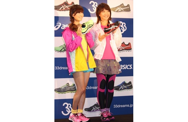 【写真】高橋尚子さんと大島麻衣さん。アシックス新シリーズASICS33は「お洒落！」と絶賛