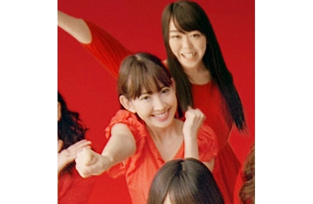 小嶋陽菜さん(左)と峯岸みなみさん(右)