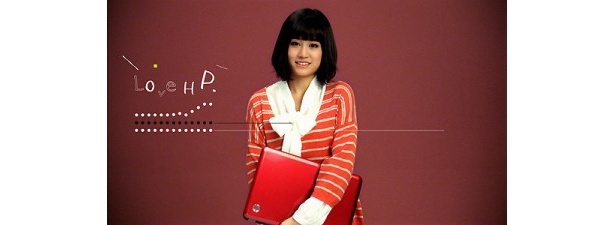 衣装に合わせて、赤いノートPCを携える前田さん