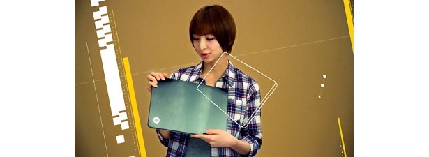 グリーンのノートPCを操作する篠田さん
