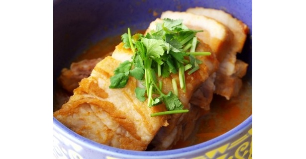 トムヤンクン風のスープで煮込んだ「タイ風豚の角煮」