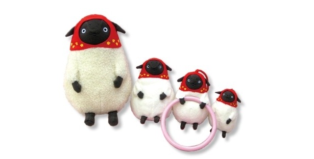 マチコ　(左から)ぬいぐるみM(2520円)、S(1365円)、タオルハンガー(1575円)、ボールチェーン付マスコット(945円)