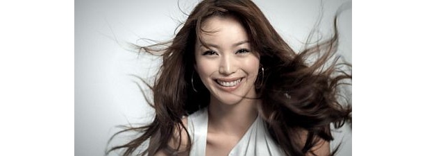 蛯原さんは大人の美を表現