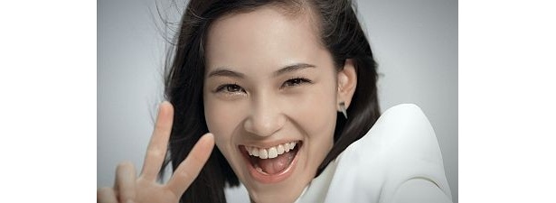 水原希子さんは笑顔でピース
