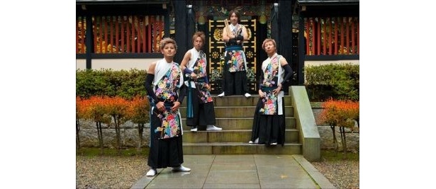 和装をまとってポーズを決める「族-yakara-」