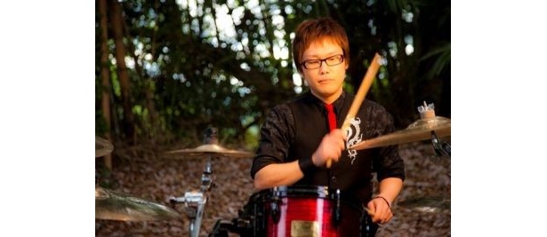 洋楽器の太鼓であるドラムを担当する「我龍-garyu-」の香本峻佑