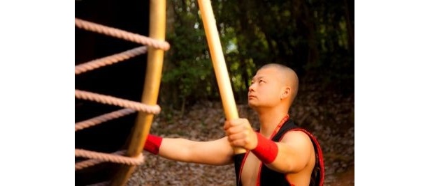 大きな和太鼓で力強く演奏し表現する「我龍-garyu-」の竹内裕樹