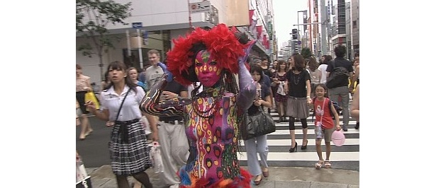 東京・銀座をウオーキングするボディアーティストのコフネコトモ子