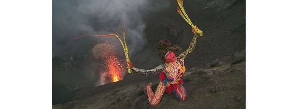 【写真】衝撃！こんな火山の火口付近でパフォーマンス