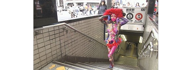 地下鉄の階段から現れるコフネコ