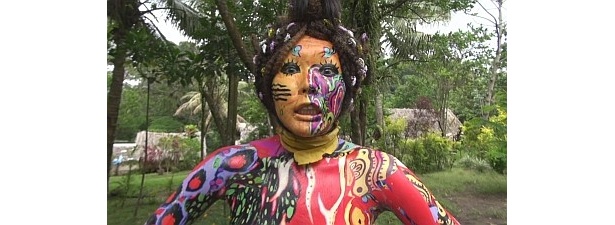 ボディペイントは自分で書いた絵をシールに転写し、体に貼り付ける手法