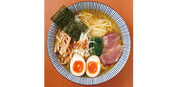 「饗(もてなし) くろき」の“味玉塩そば”。鶏の挽き肉やモミジから取ったコク深いスープと羅臼昆布やサバ煮干しなどで取った香り高いダシを合わせ、6種の塩を駆使した味付け