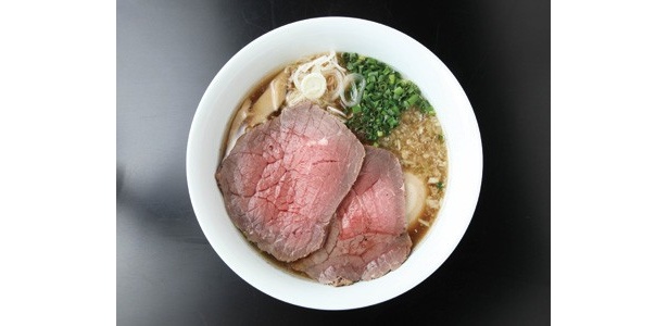 「牛骨らぁ麺 マタドール」の“贅沢焼牛らぁ麺”。ローストビーフに、味玉、千住ネギなどトッピングも豪華な一杯