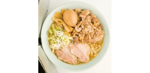 「極肉煮干 あかこっこ」の”極 肉煮干らーめん(黒)”。煮干し系マニアがハマるスープ。＋150円で選べる「極」では味玉追加と柔らかい豚バラのほぐし豚が増量となる