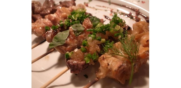 『にはとりや　北野坂店』は、本格的な焼き鳥が楽しめ、 女性が一人でふらっと寄れる焼き鳥店”にはとりや”の3号店。