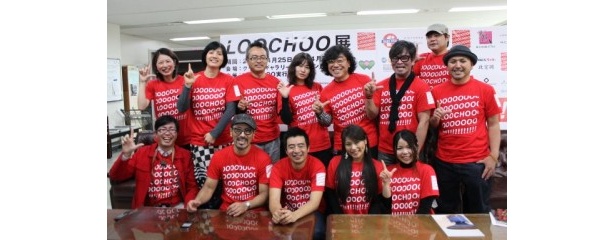 「LOOCHOO」の「L」を指でかたどって気合を入れる“沖縄代表”クリエーターたち
