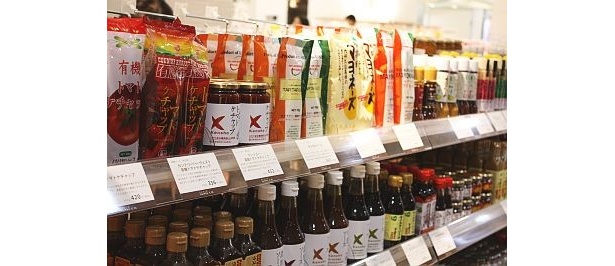 全国から取り寄せた多くの調味料が並ぶ