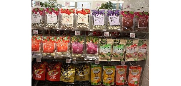 ひと口サイズの菓子がずらりと並ぶ