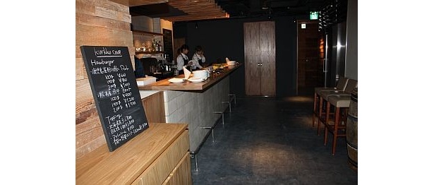 「kurkku cave」のシックな店内