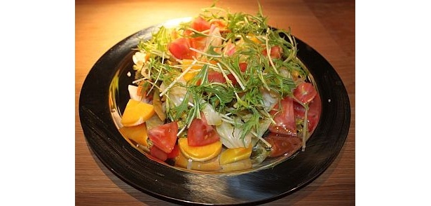 「kurkku cave」では豊富な野菜料理が提供される