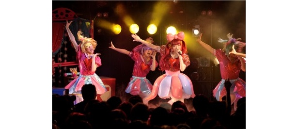 【写真】きゃりー、おっちょこちょいの80年代アイドル風の新曲衣装にも大注目