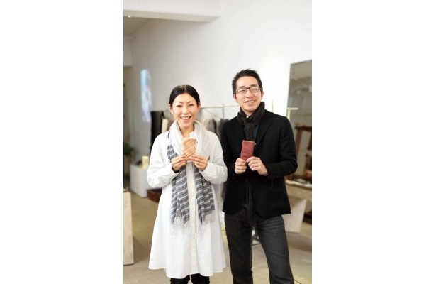 普段使いもOK。HINAYA清水五条坂店の店長・右近香織さんと、制作チームの三谷武さん。