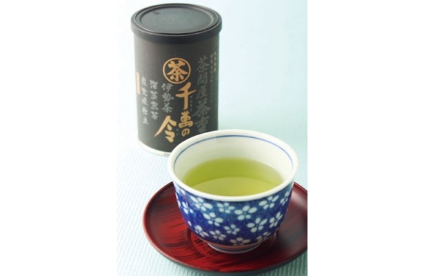 ＜代々伝承・松阪の深蒸し煎茶「千萬の令」＞生葉を時間をかけて蒸し、 強火焙煎で炙り出すことで、従来の深蒸し茶よりも豊かなコクと旨みを生み出す。