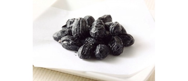 ＜笑みしぼり＞津市家城町で手間暇かけて栽培された丹波種の黒大豆が、餡作り一筋で歩んできた創業100年の老舗によって、上品なお茶請けに生まれ変わった。