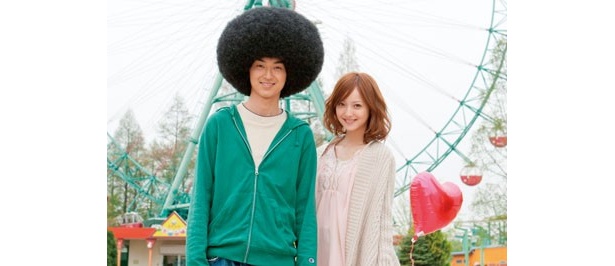 田中広役の松田翔太と、ヒロインを演じた佐々木希