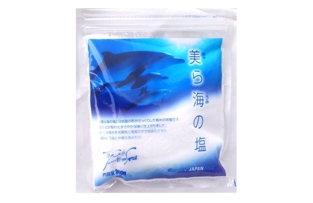 海外天日塩と沖縄の海から取水した海水を原料にして濃い塩水を作り、平釜を使って煮詰めて造られる。結晶の形は大きく、フレーク状
