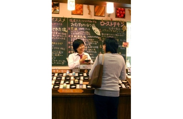 「塩屋」では豊富な塩の専門知識を持つ「ソルトソムリエ」制度を導入。客の趣向や要望に沿った塩をアドバイス