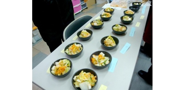 沖縄・那覇市の「塩屋平和通り店」での試食会では、14種類の浅漬けを食べ比べたそう