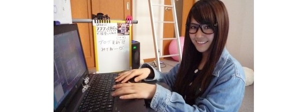 望月海羽の部屋での様子