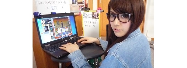 望月海羽の部屋での様子